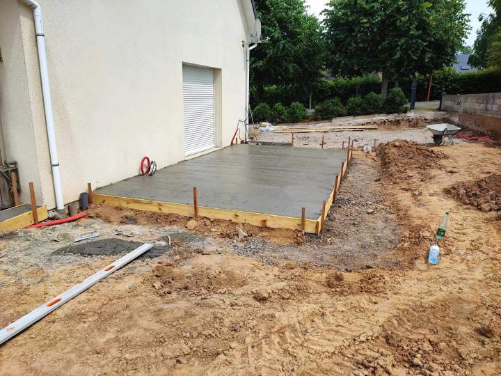 Terrassement et pose de dallage pour vos extérieurs